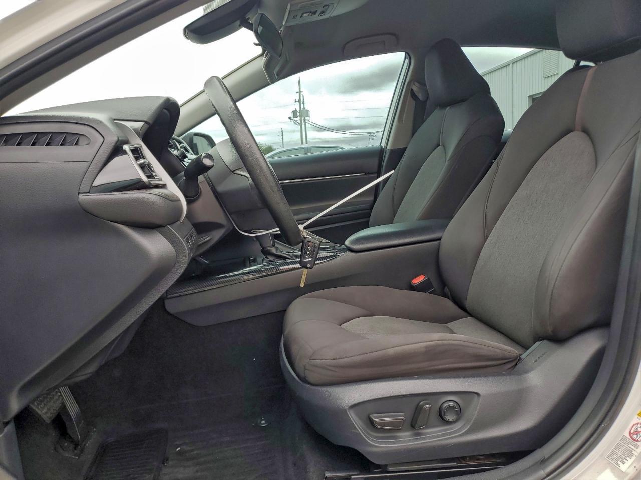 Toyota Camry L Image 7