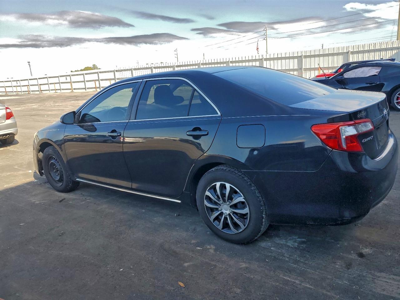 Toyota Camry L Image 3