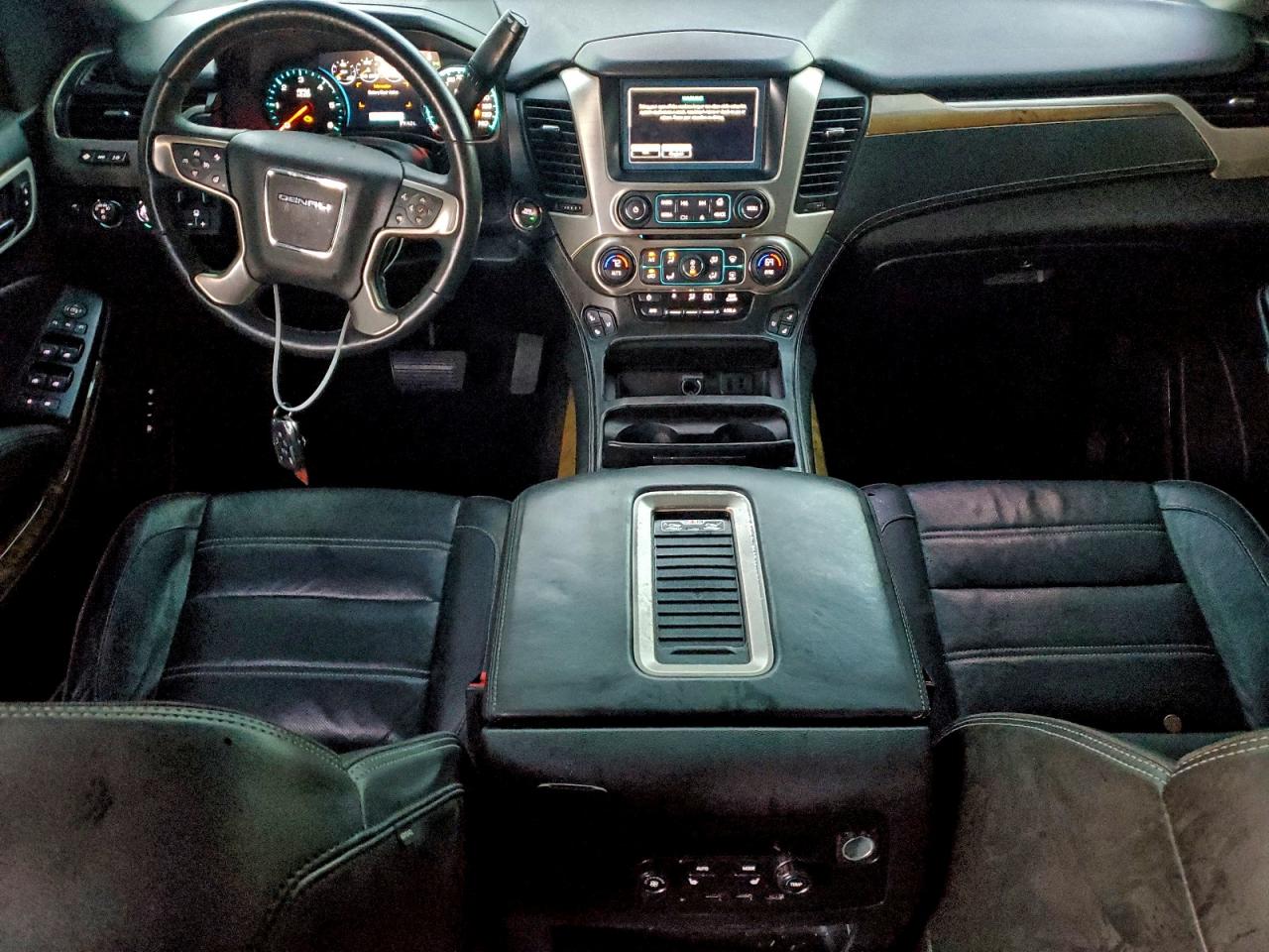 GMC Yukon Denali Image 7