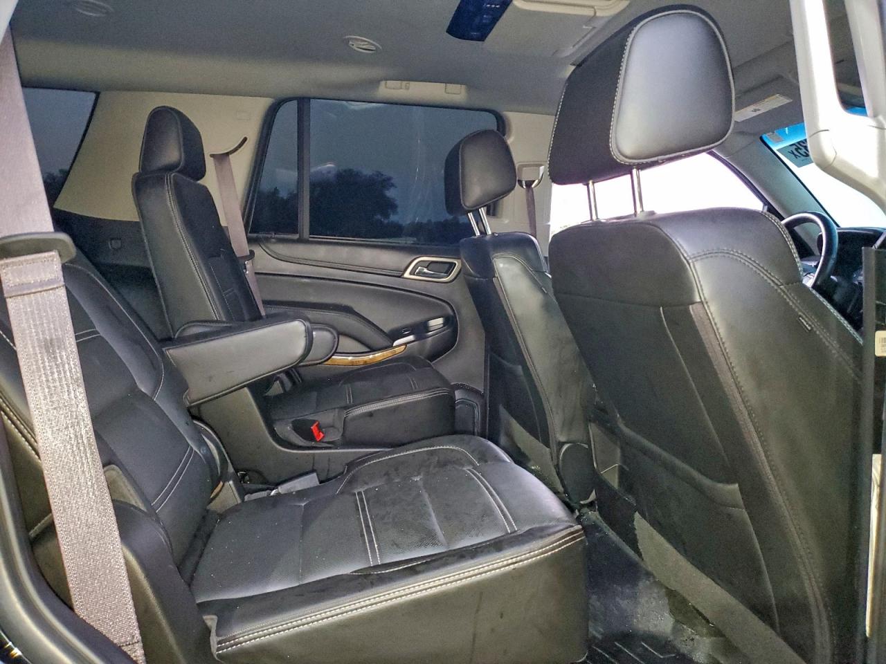 GMC Yukon Denali Image 12