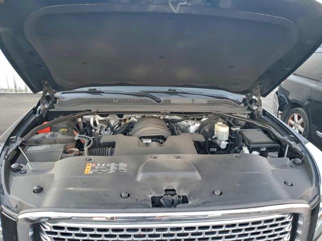 GMC Yukon Denali Image 13