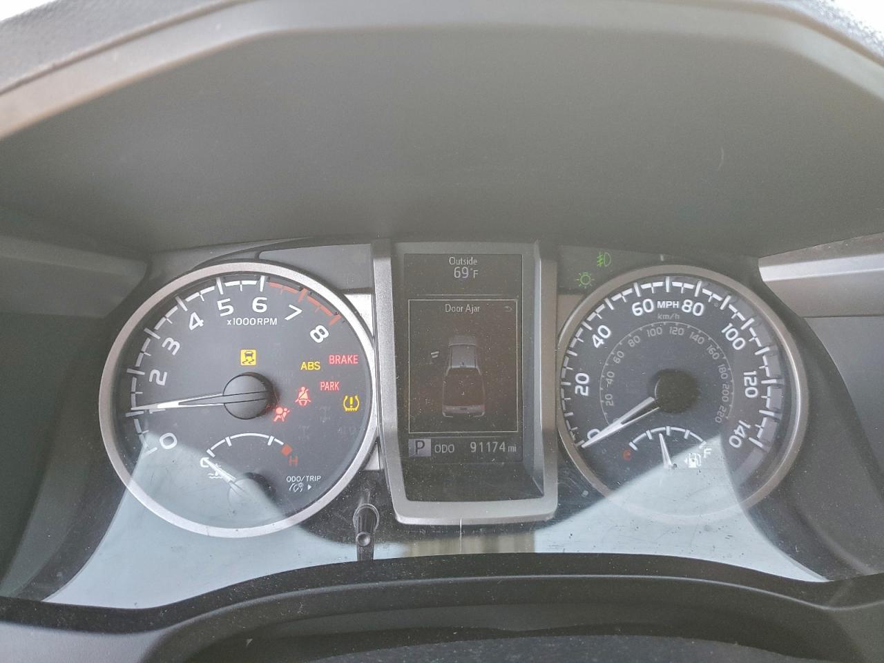 Toyota Tacoma Double Cab Image 3