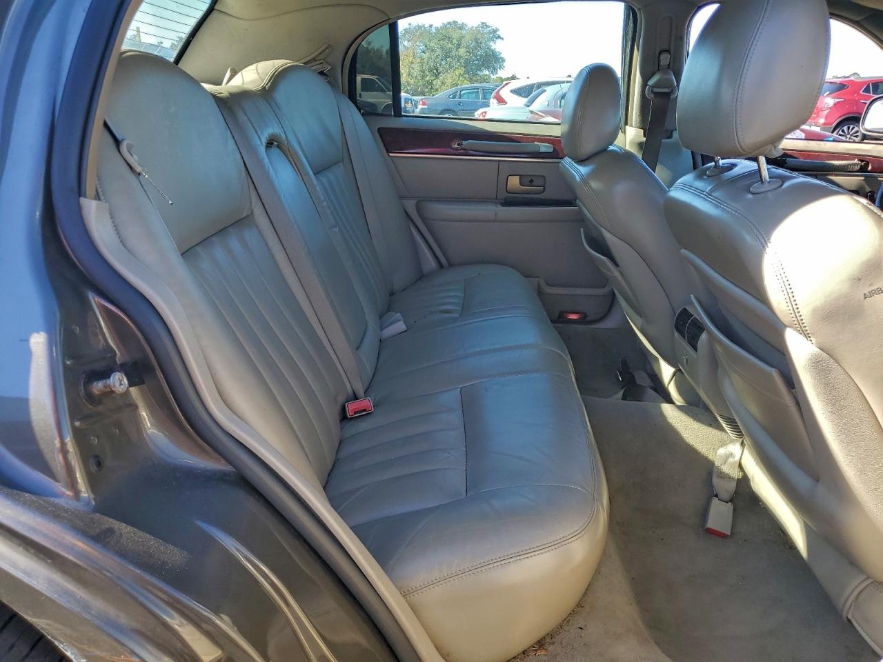 Lincoln Towncar Executive Image 7