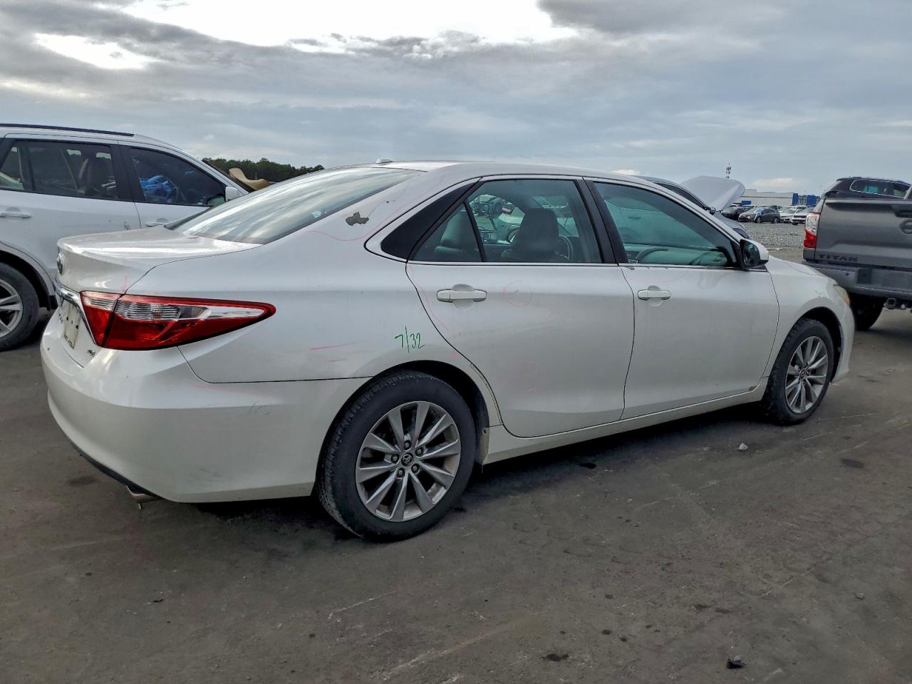 Toyota Camry Le Image 5