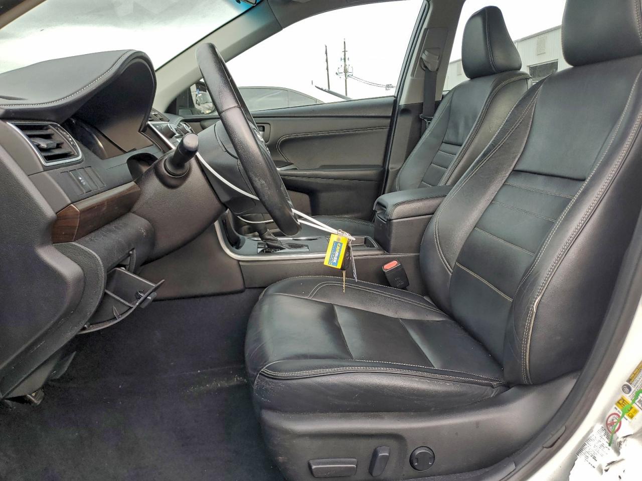 Toyota Camry Le Image 4