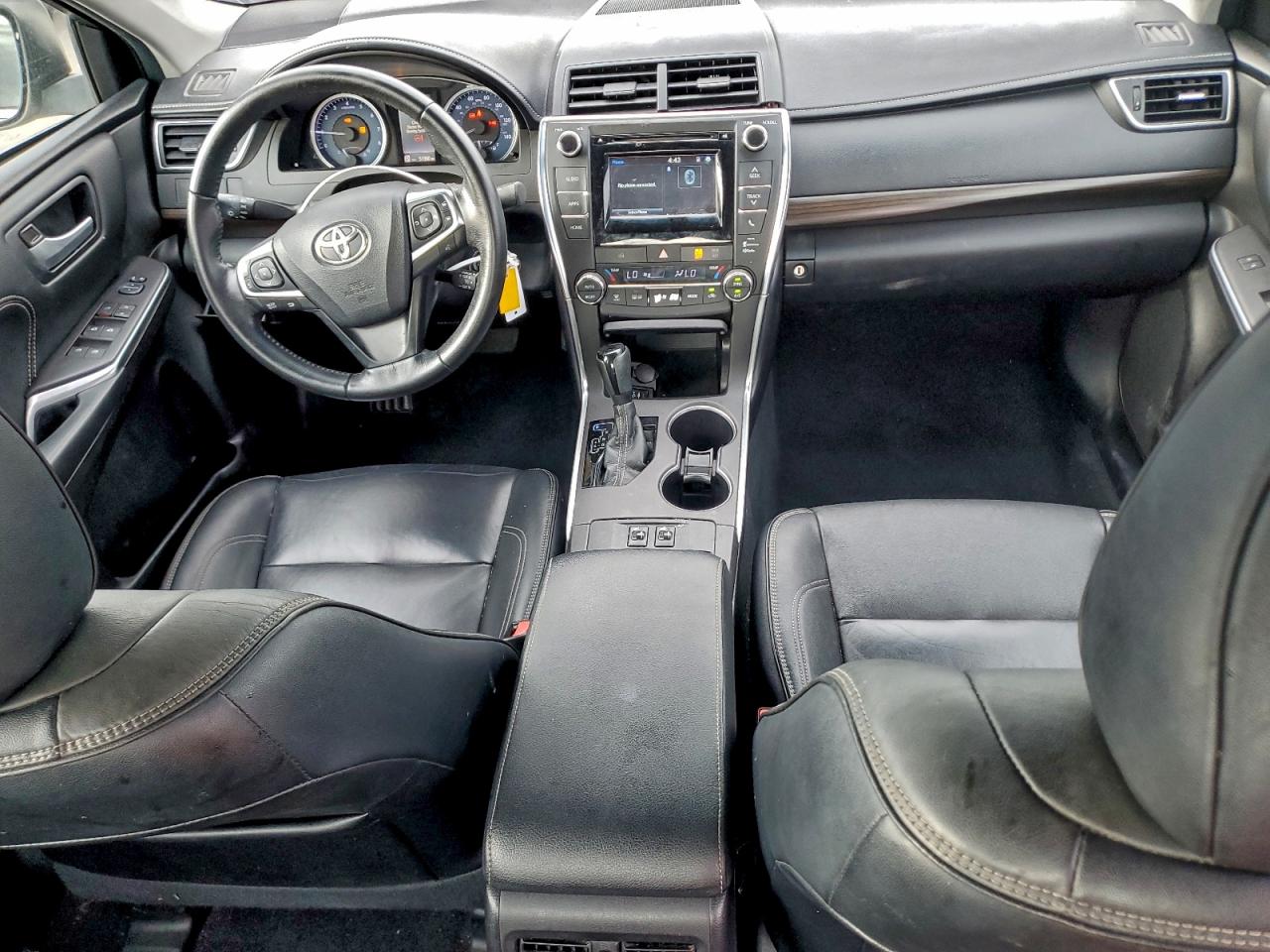 Toyota Camry Le Image 8