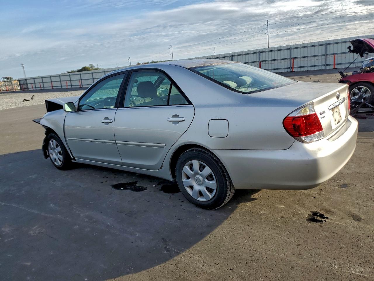 Toyota Camry Le Image 9