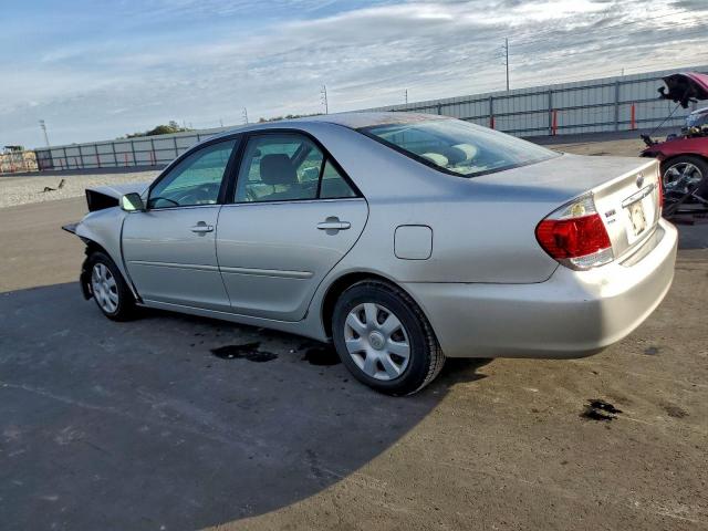 Toyota Camry Le Image 9