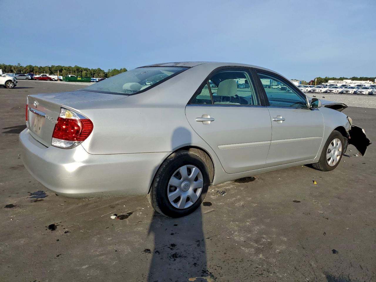 Toyota Camry Le Image 8