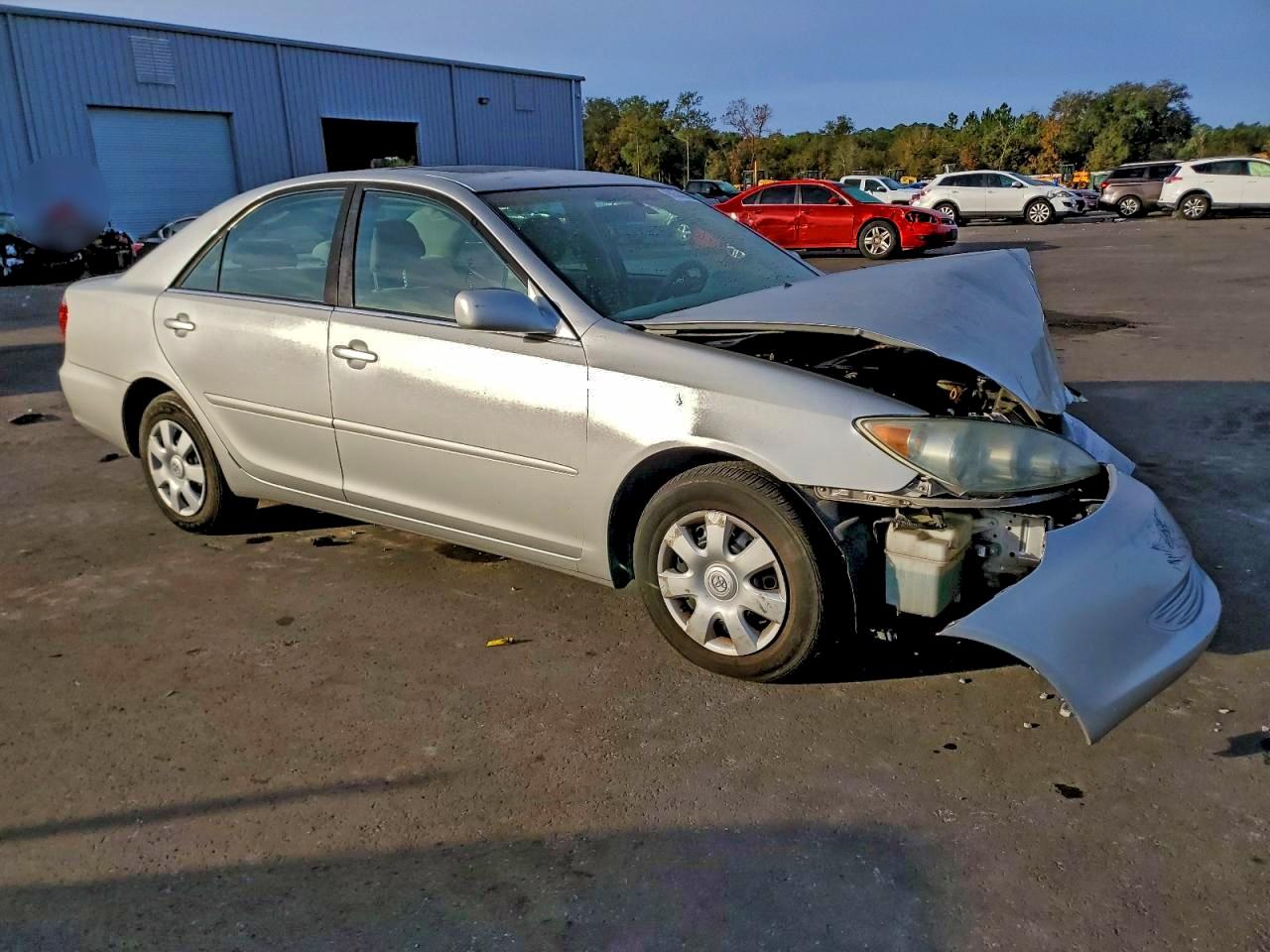 Toyota Camry Le Image 4