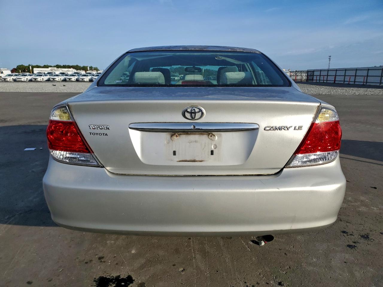 Toyota Camry Le Image 2