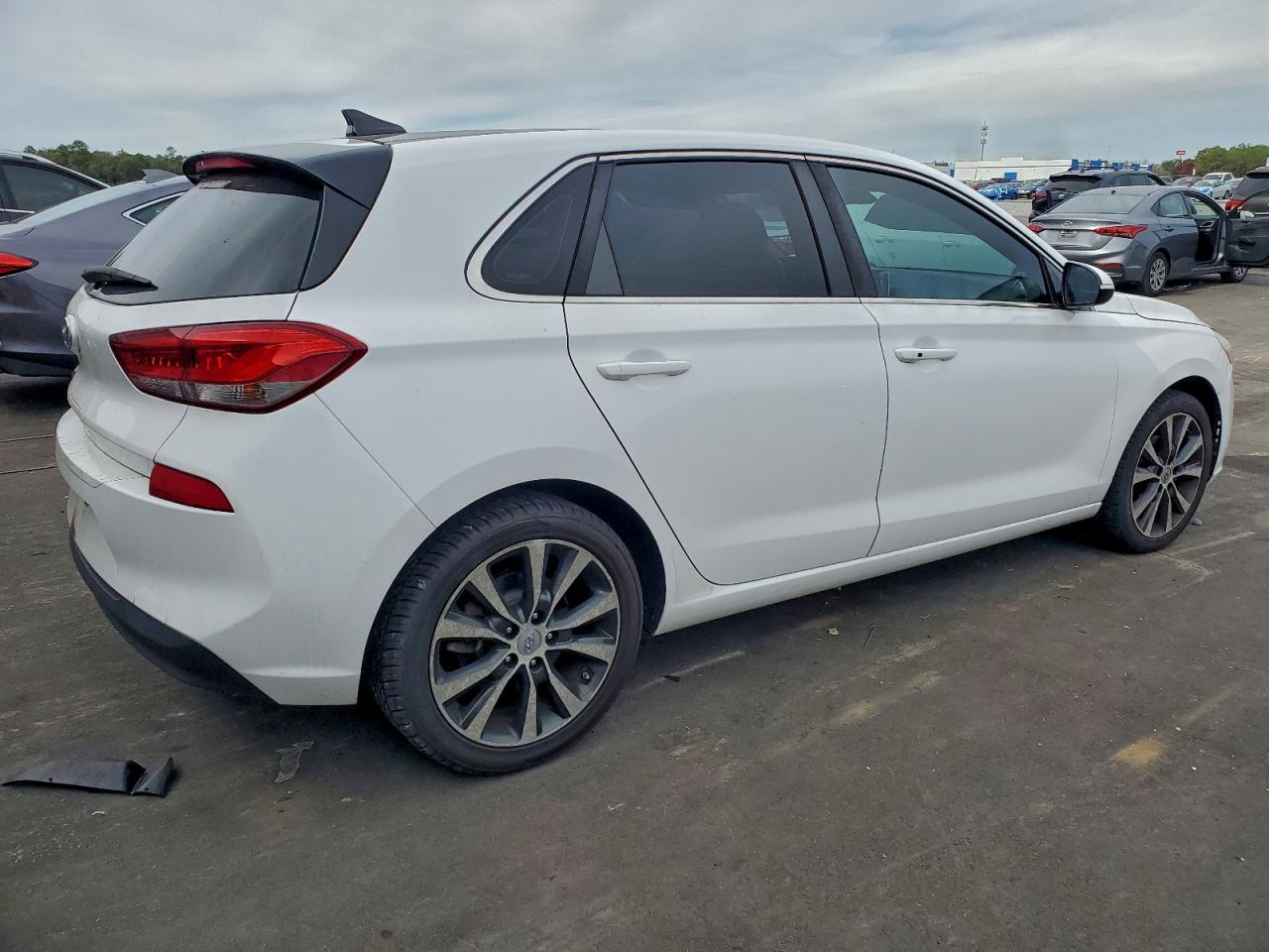 Hyundai ELANTRA Image 3