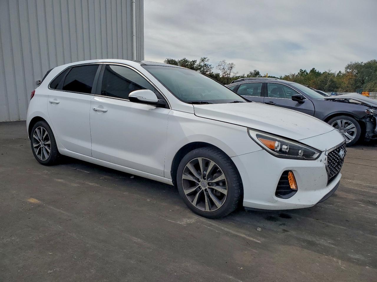 Hyundai ELANTRA Image 2