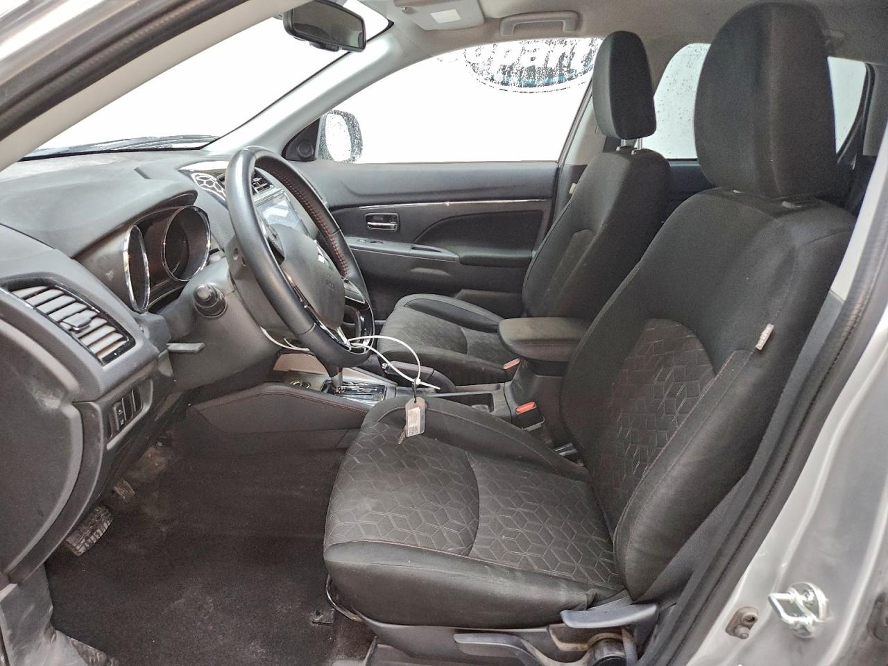 Mitsubishi Outlander S Image 8