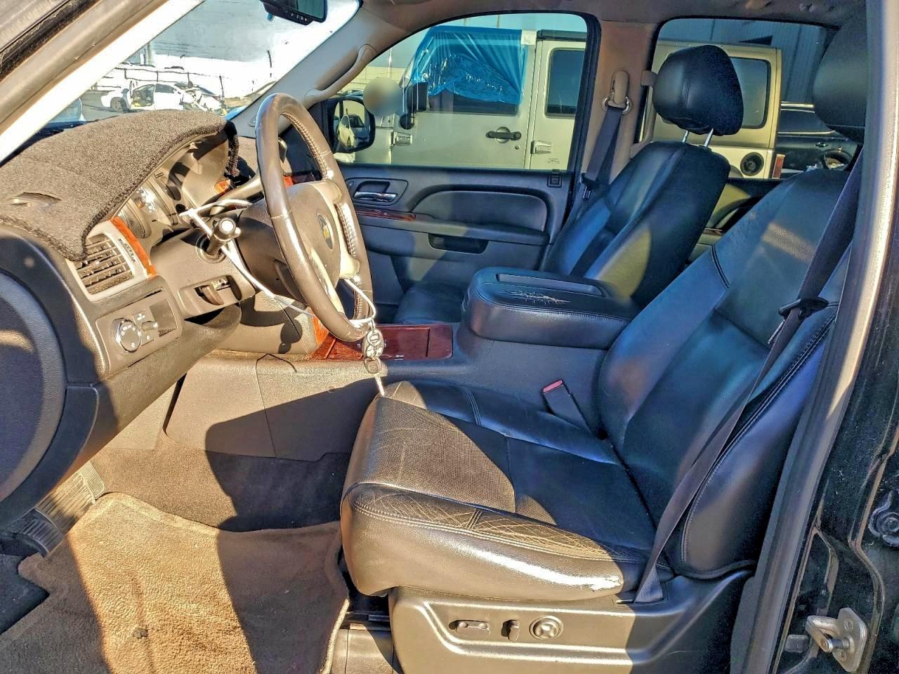 Chevrolet Tahoe C1500 Ltz Image 3