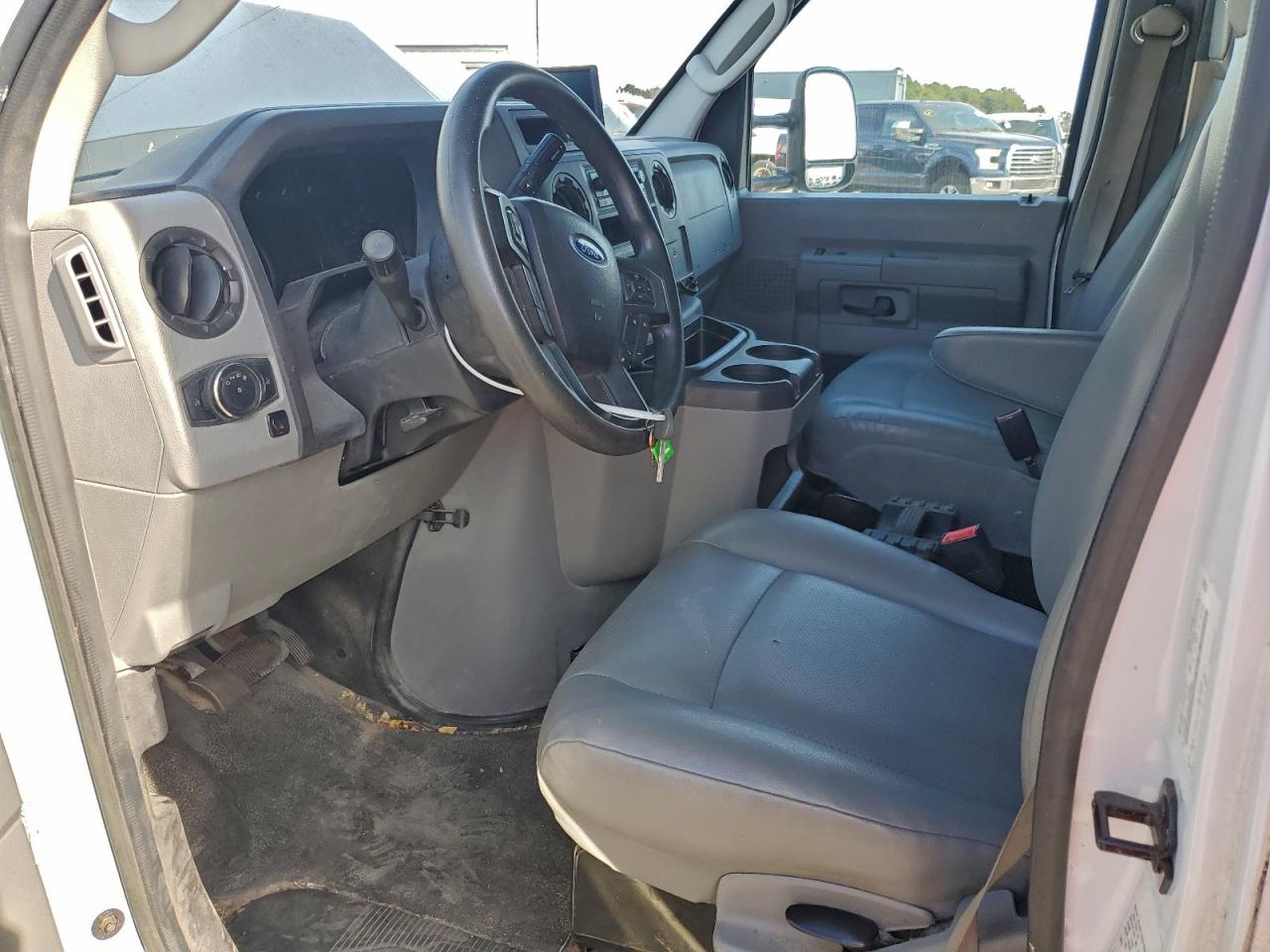 Ford E-350 E350 Super Duty Cutaway Van Image 8