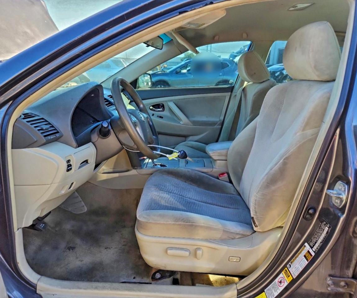 Toyota Camry Base Image 12