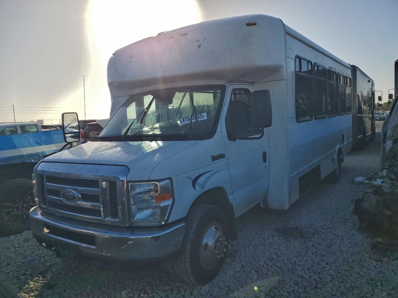 Ford Econoline E450 Super Duty Cutaway Van Image 1