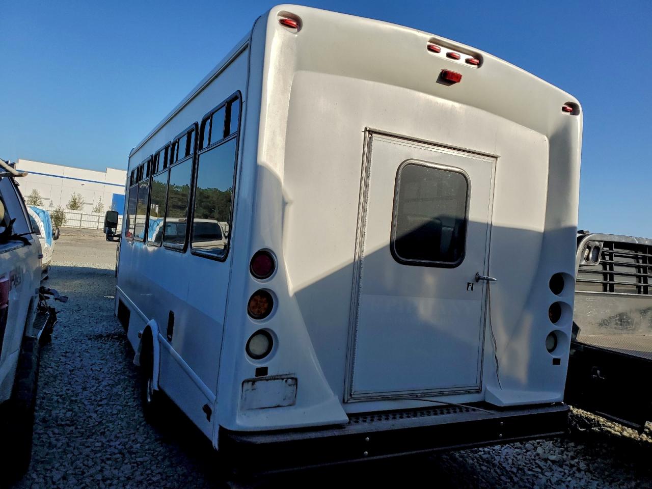 Ford Econoline E450 Super Duty Cutaway Van Image 11