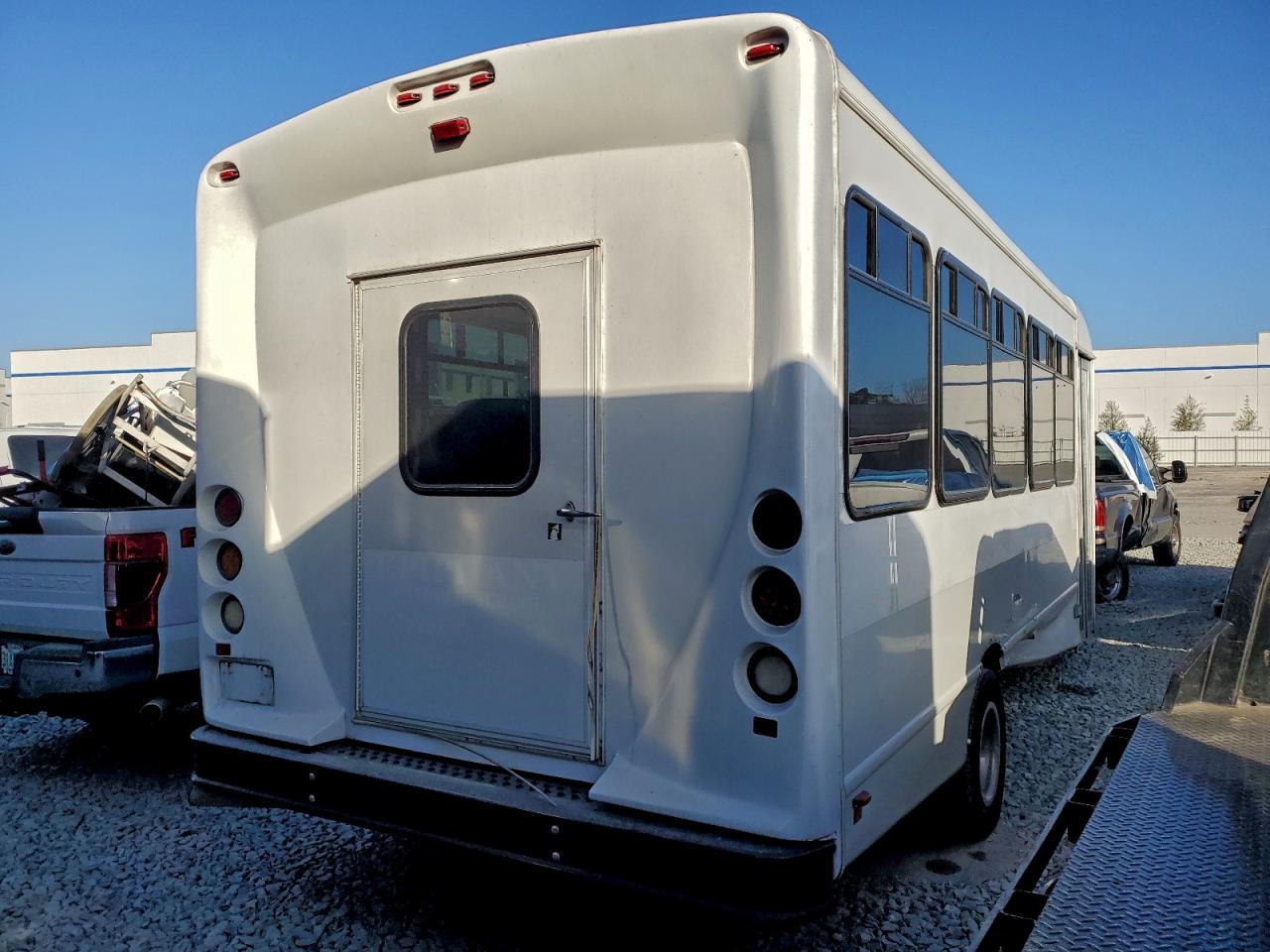 Ford Econoline E450 Super Duty Cutaway Van Image 2