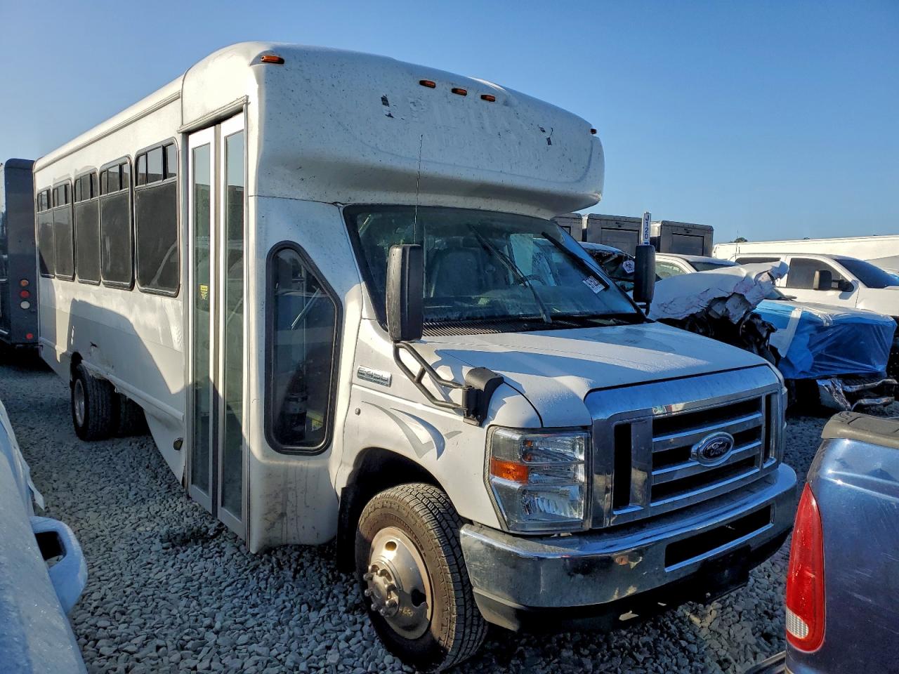 Ford Econoline E450 Super Duty Cutaway Van Image 6