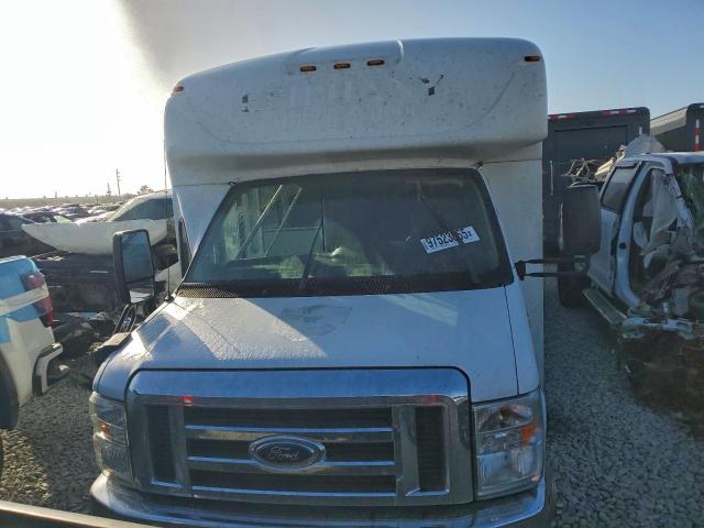 Ford Econoline E450 Super Duty Cutaway Van Image 3