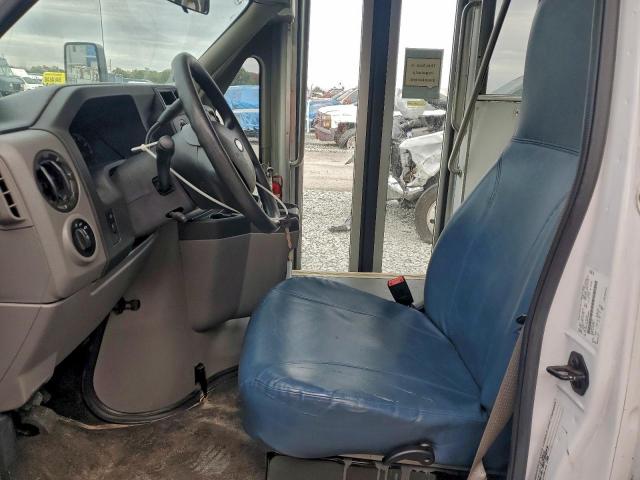 Ford Econoline E450 Super Duty Cutaway Van Image 8