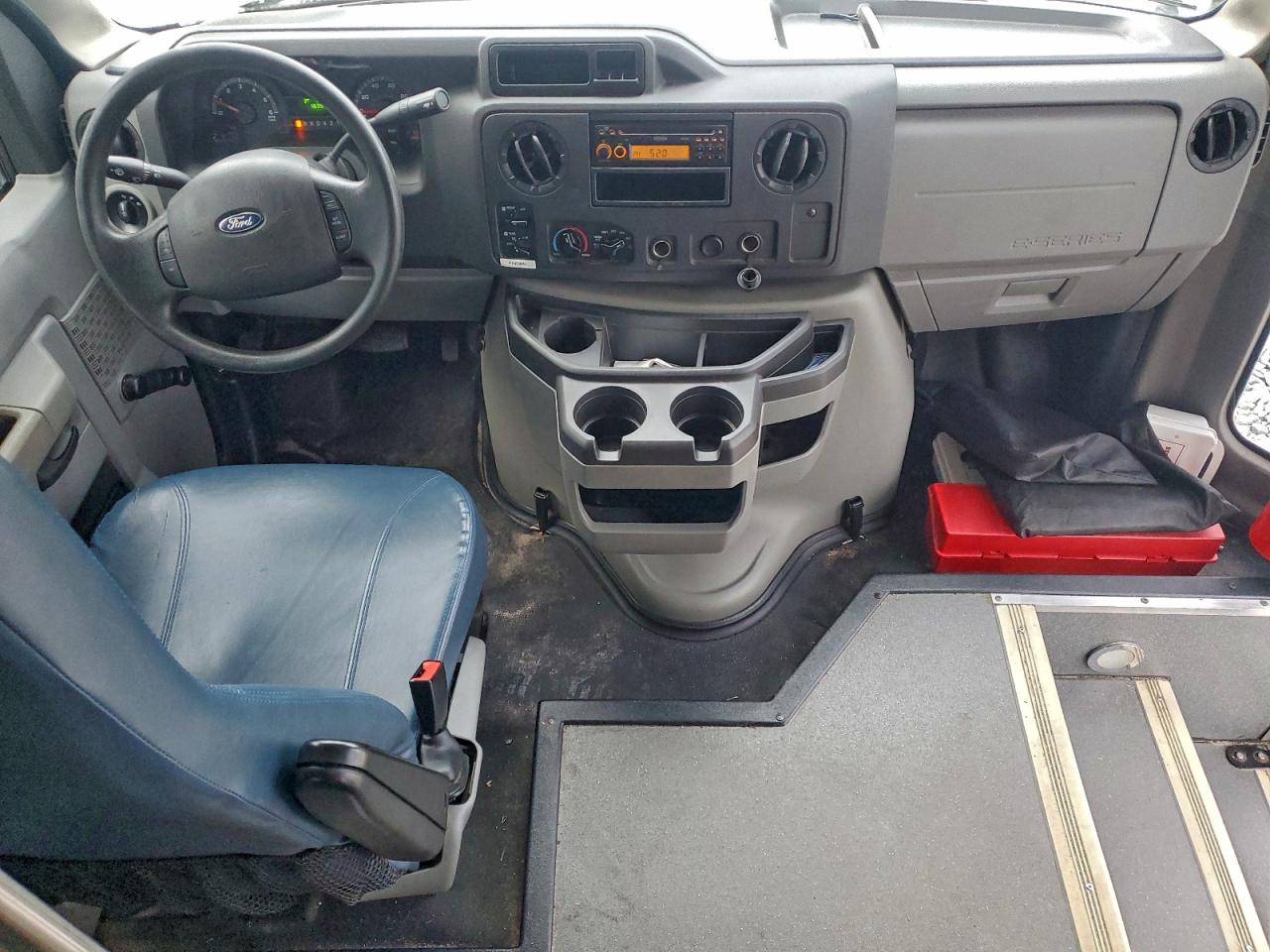 Ford Econoline E450 Super Duty Cutaway Van Image 5