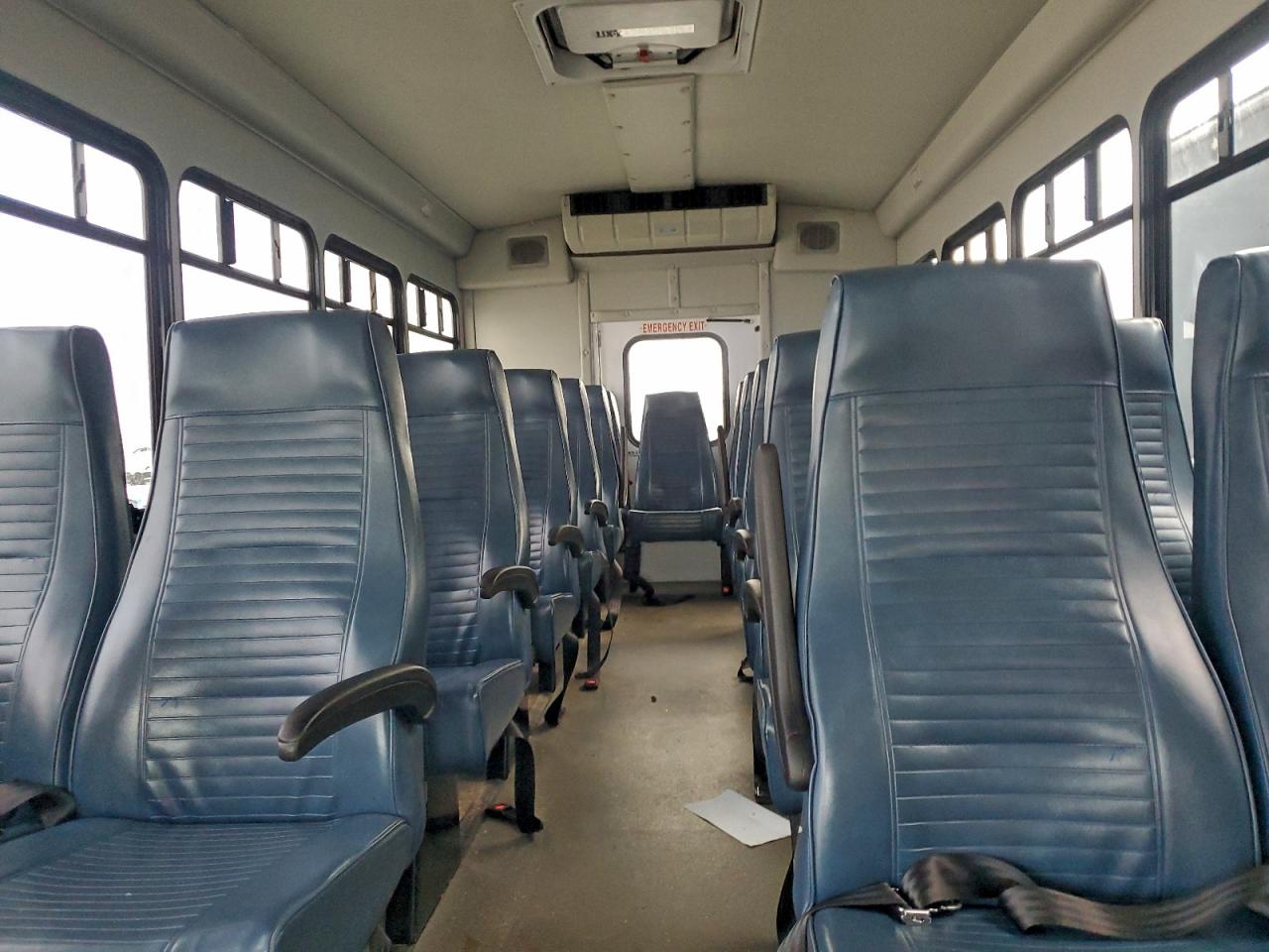 Ford Econoline E450 Super Duty Cutaway Van Image 7