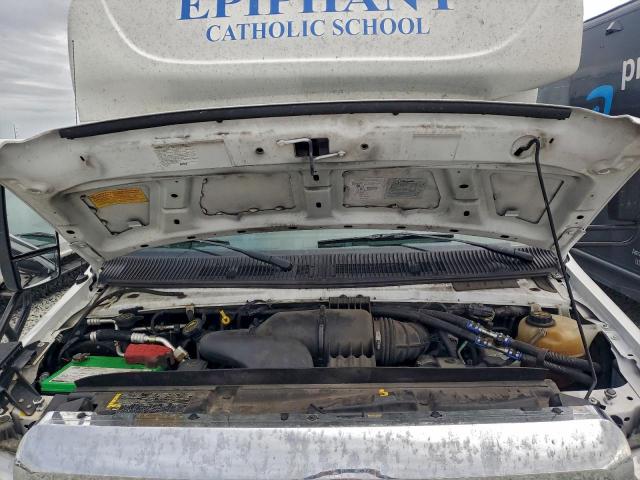 Ford Econoline E450 Super Duty Cutaway Van Image 13