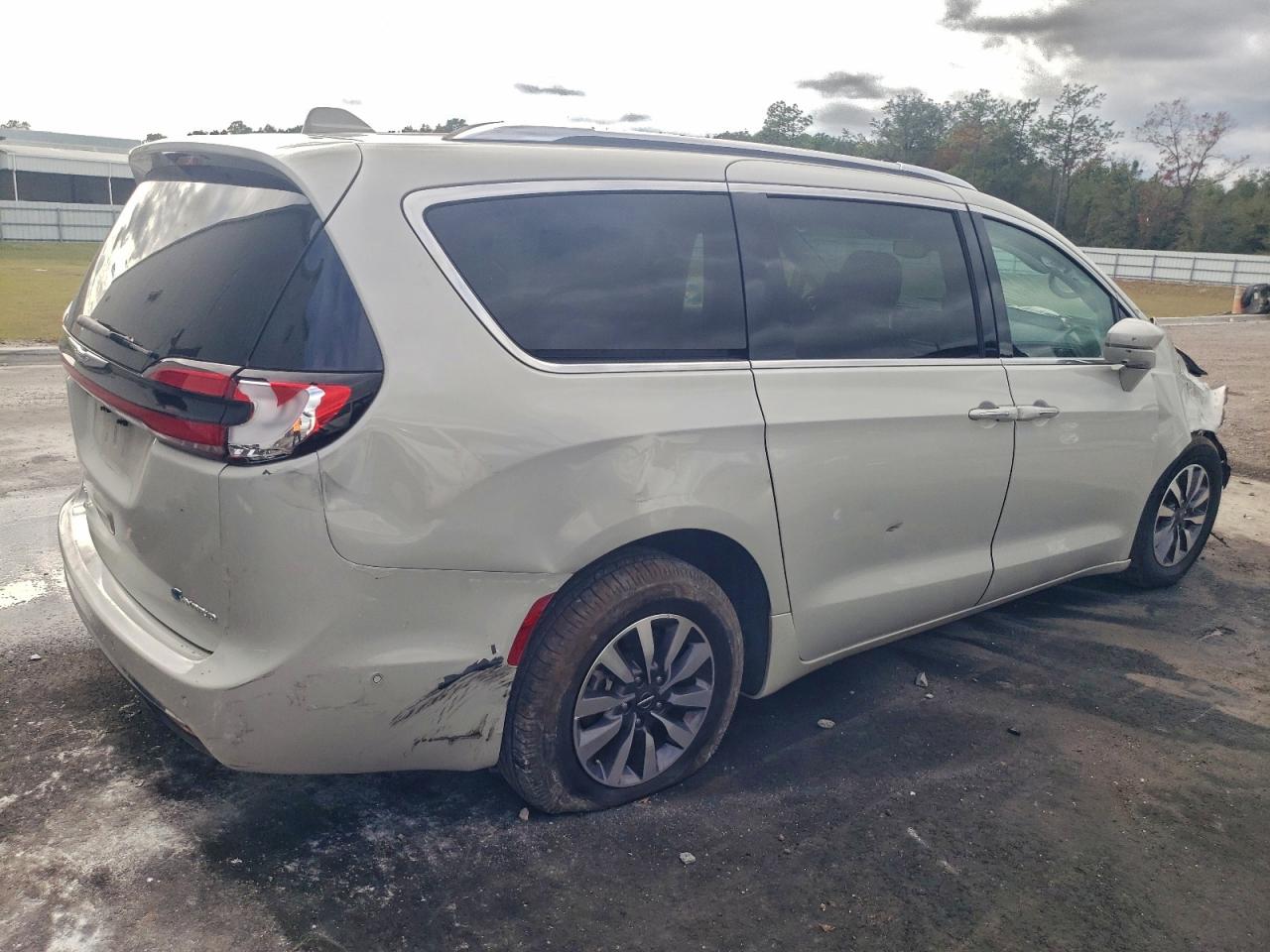 Chrysler Pacifica Hybrid Touring L Image 4
