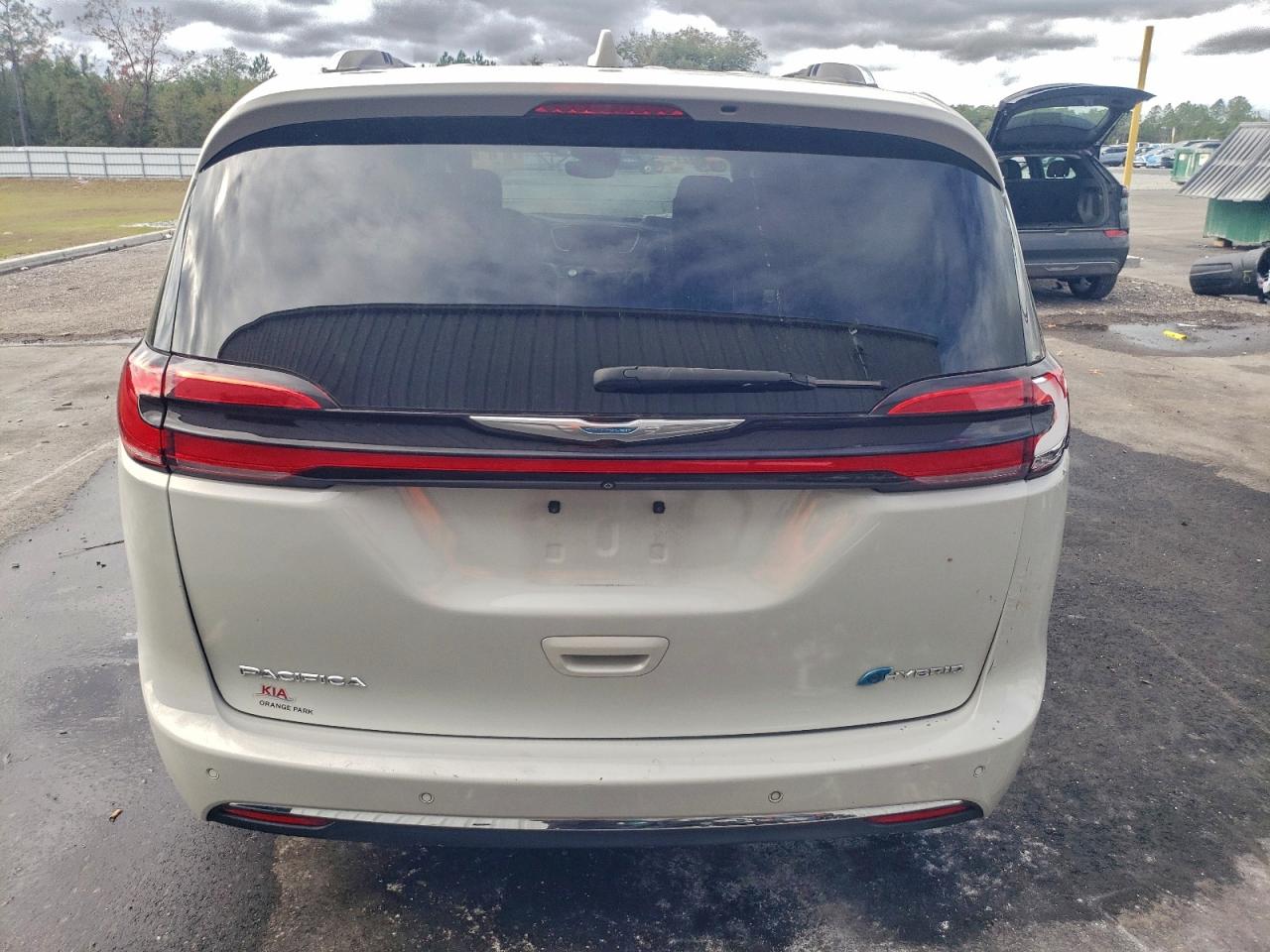 Chrysler Pacifica Hybrid Touring L Image 10