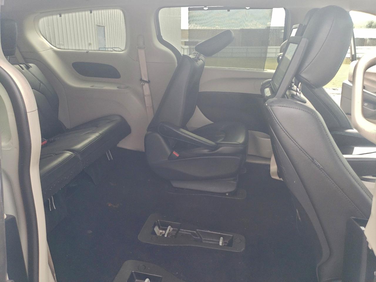 Chrysler Pacifica Hybrid Touring L Image 6