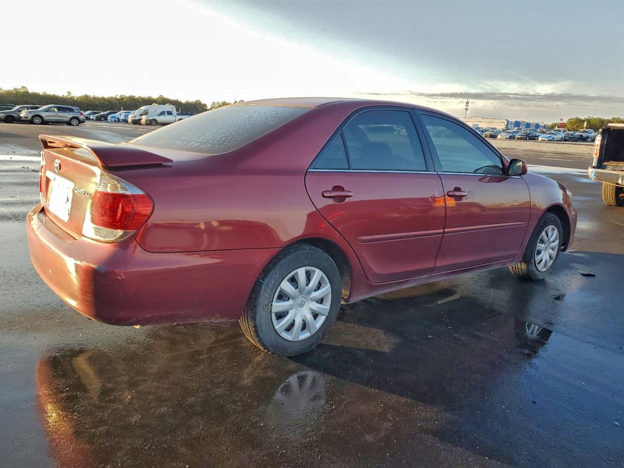 Toyota Camry Le Image 3