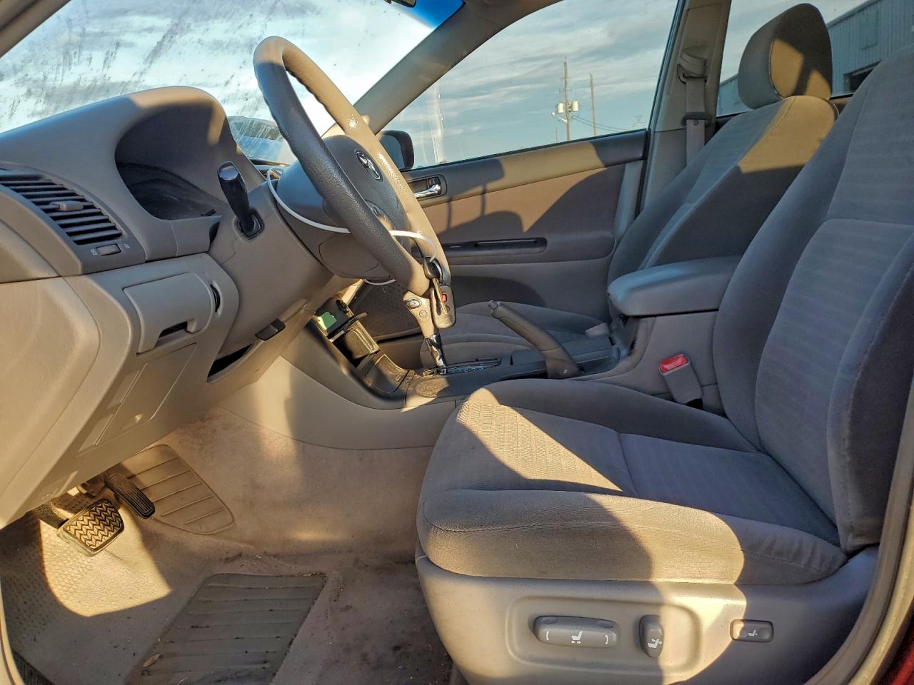 Toyota Camry Le Image 9