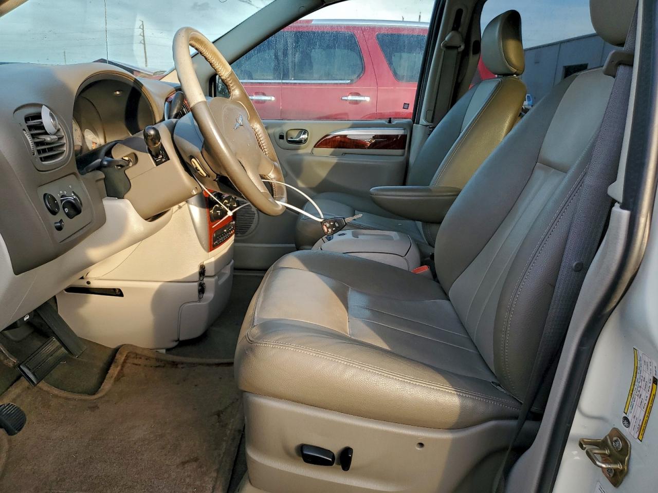 Chrysler Minivan Touring Image 9