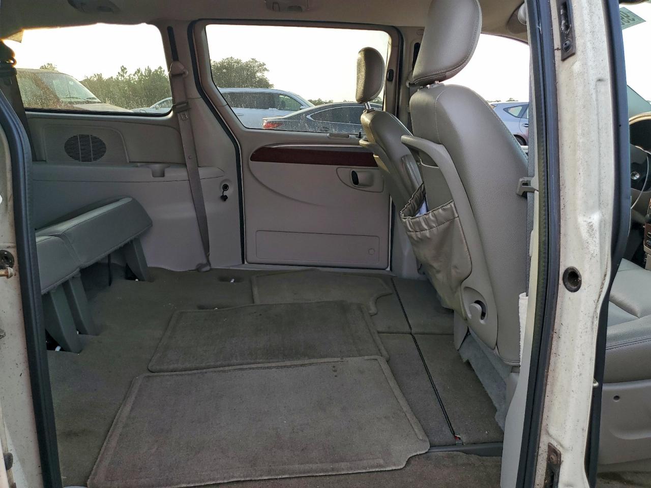 Chrysler Minivan Touring Image 5