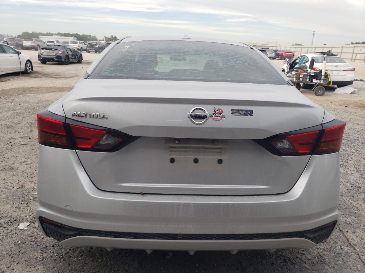 Nissan Altima S Image 8