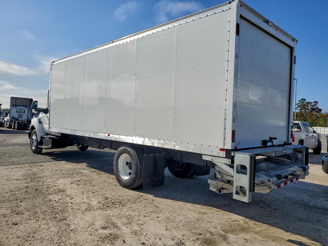 Ford F-650 Super Duty Image 3