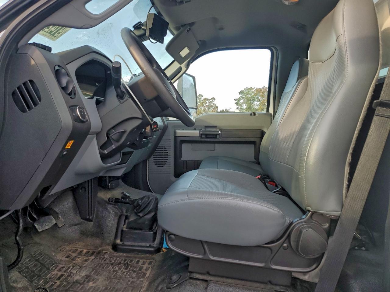 Ford F-650 Super Duty Image 12