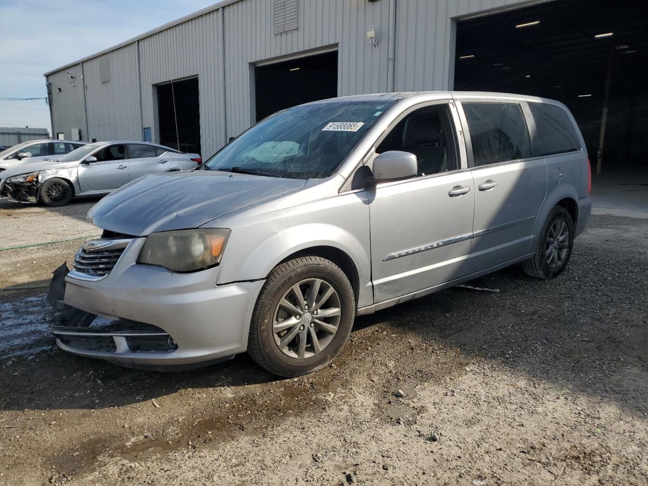 Chrysler Minivan S Image 1