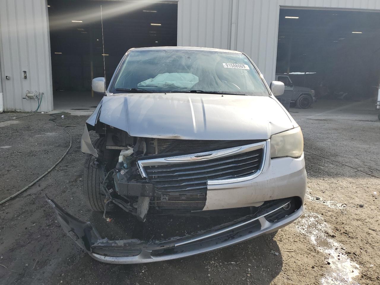 Chrysler Minivan S Image 5