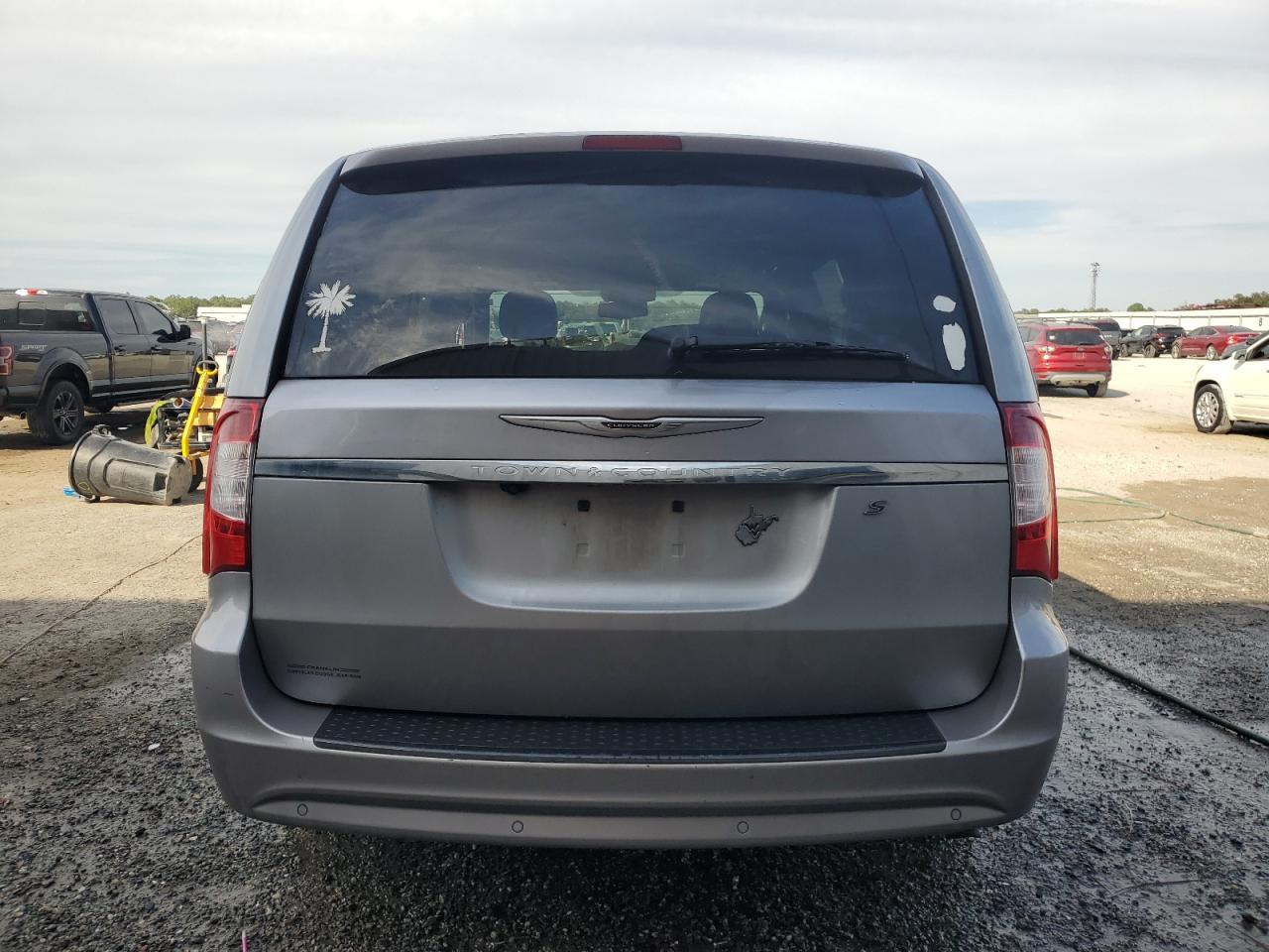 Chrysler Minivan S Image 11