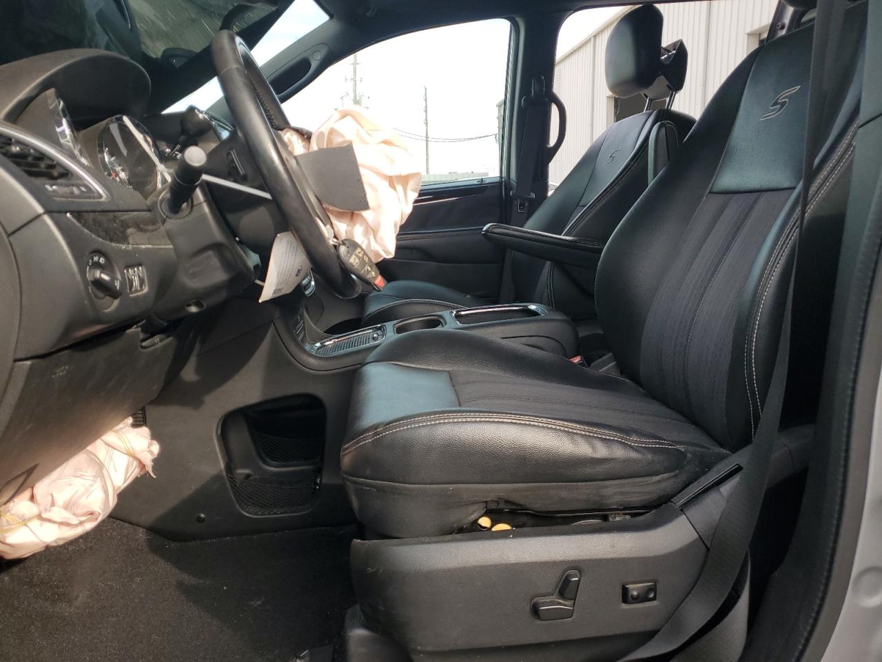 Chrysler Minivan S Image 14