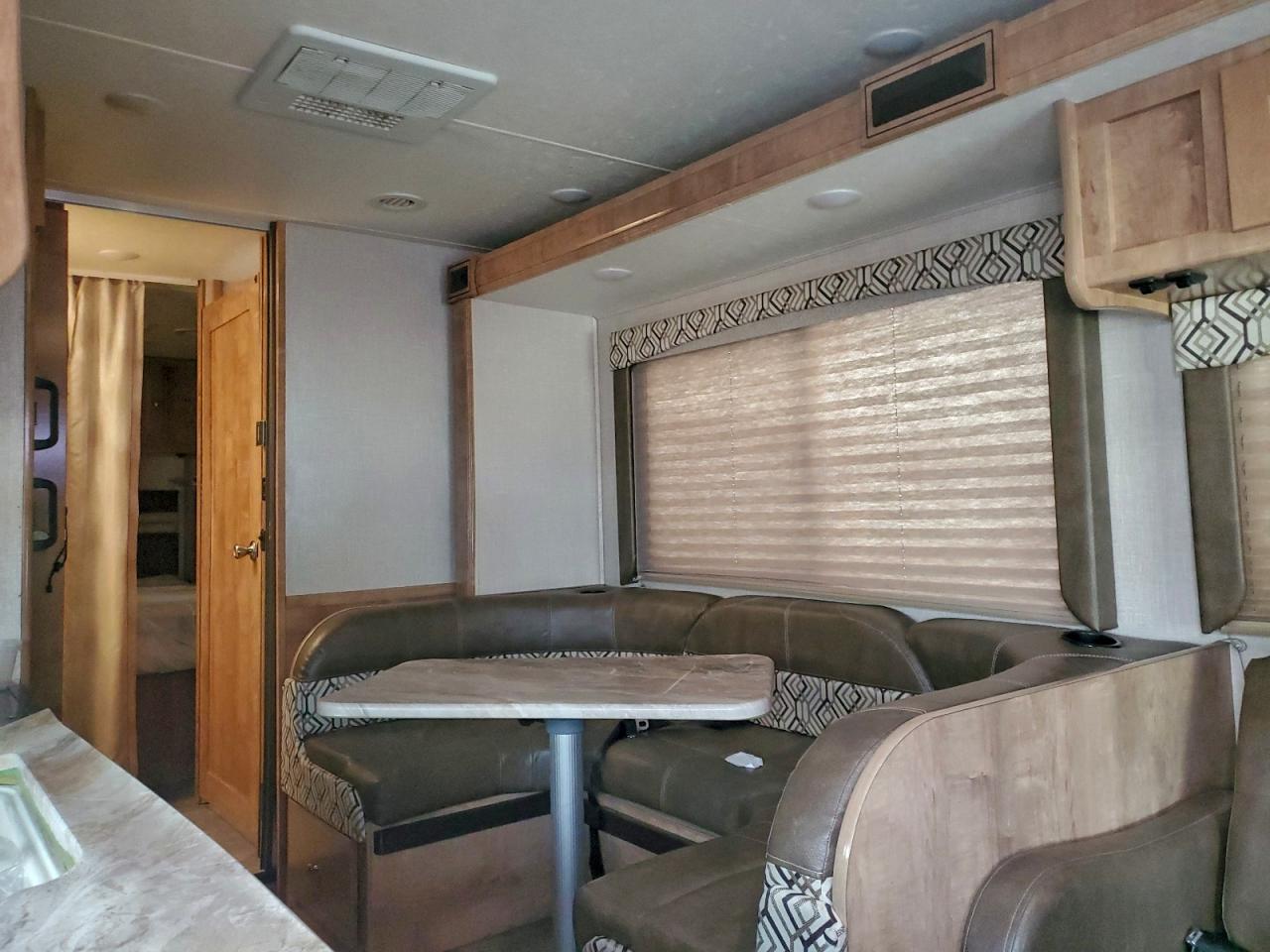 Ford Econoline E450 Super Duty Cutaway Van Image 8