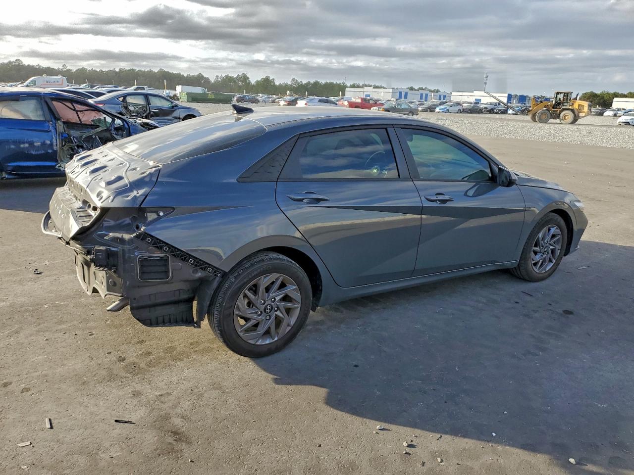 Hyundai ELANTRA Sel Image 2