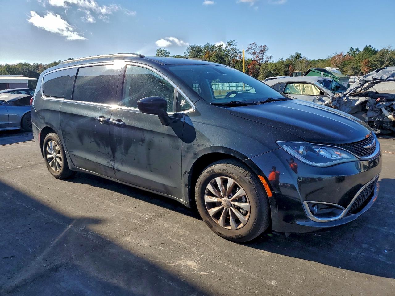 Chrysler Pacifica Touring Plus Image 3