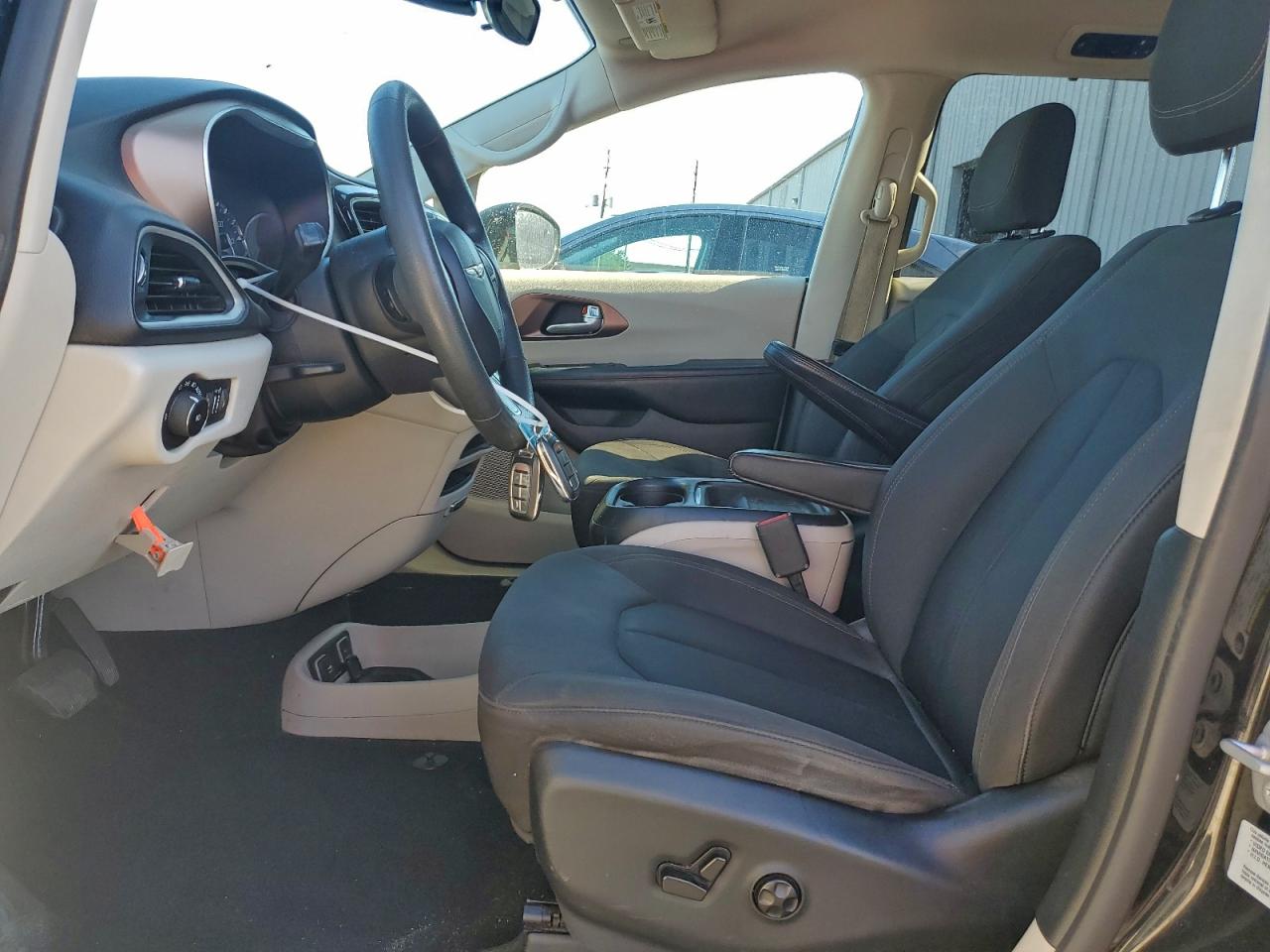 Chrysler Pacifica Touring Plus Image 5