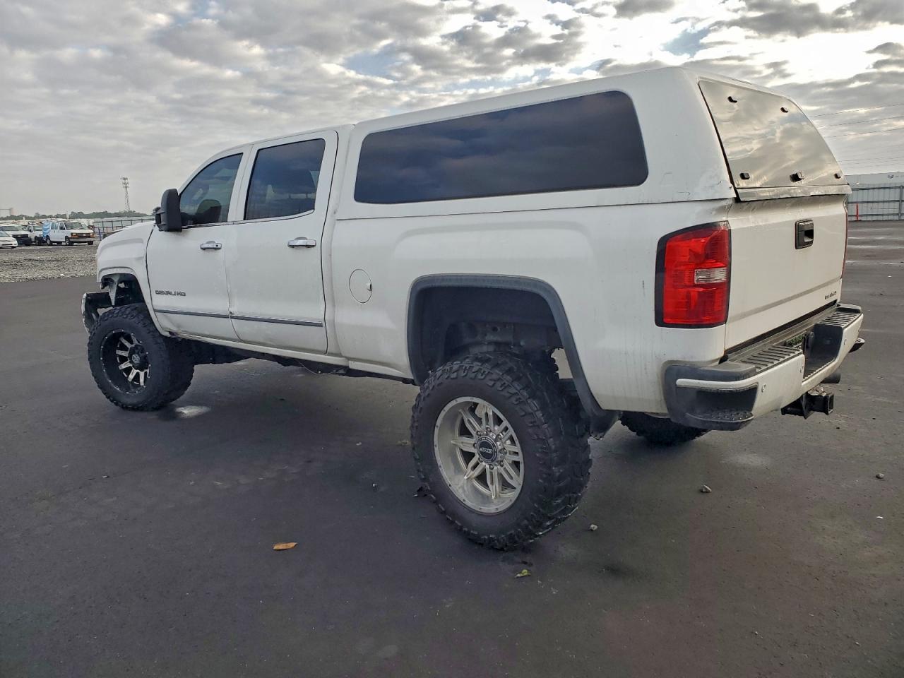 GMC Sierra K2500 Denali Image 2