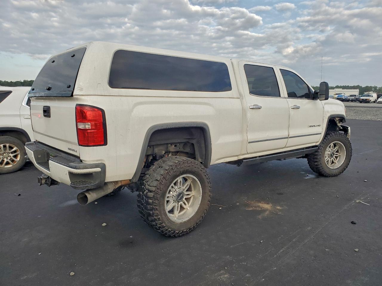 GMC Sierra K2500 Denali Image 8